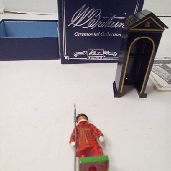 Britains Ceremonial Collection Sentry Box Beefeater Soldier Metal #00088 - Picture 5 of 14